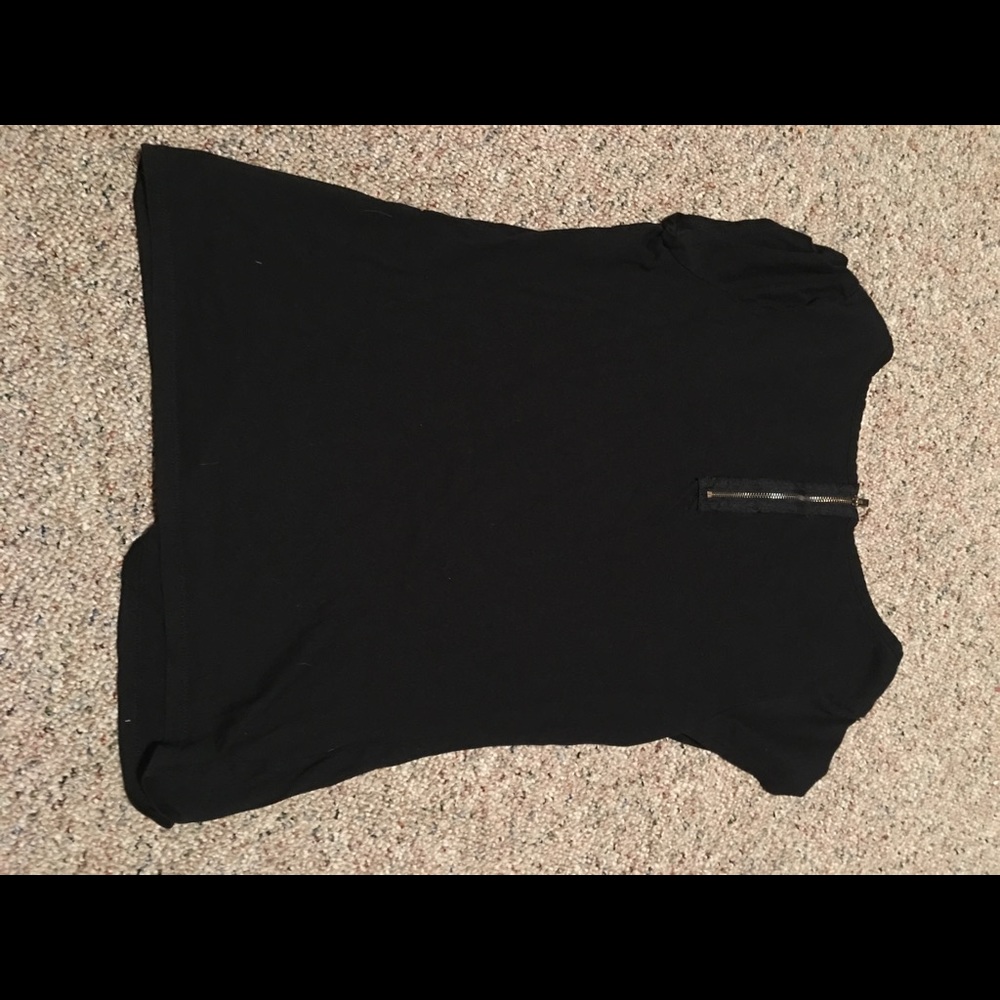 Exposed zipper top
