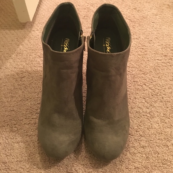 ✨Suede Booties ✨ - Picture 4 of 5