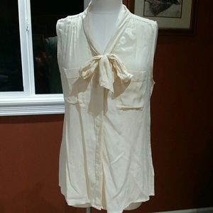 Gap sleeveless button up.