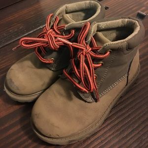 OshKosh Toodler boy boots. In used condition size8