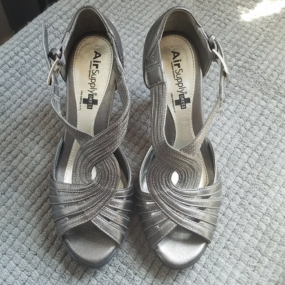 Air Supply shoes in Size 5 - NWOT