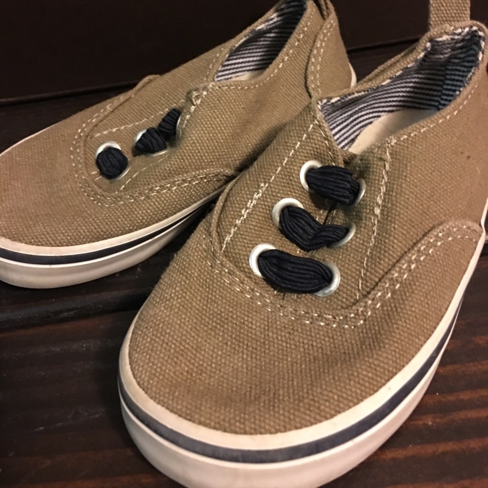 Brand new (no tags) Old Navy toodler shoes sz 6