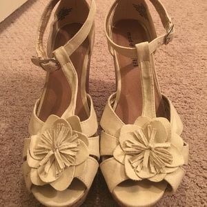 💫 Burlap Flower Wedge 💫