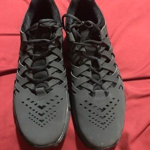 Black Nike Shoes 10.5 Finger Trap Style
