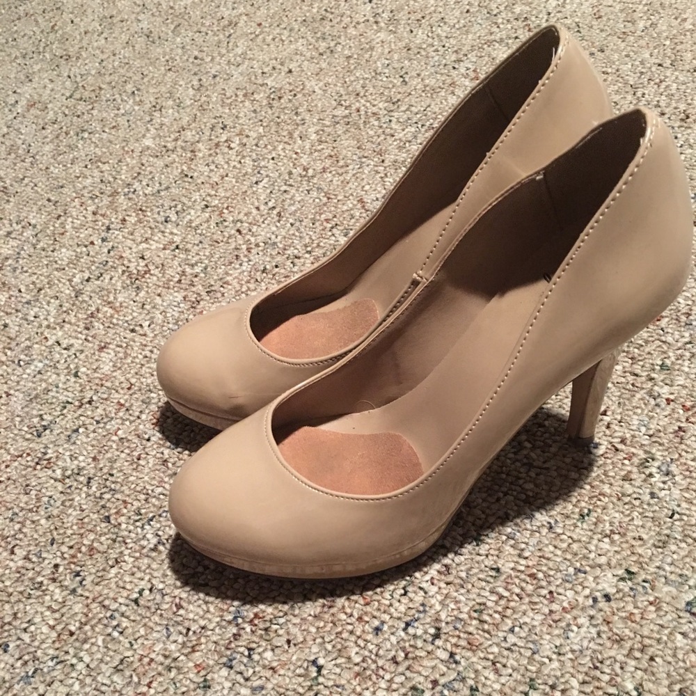Tan patten leather pump