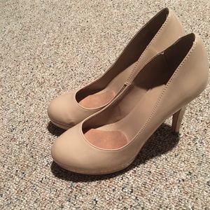 Tan patten leather pump