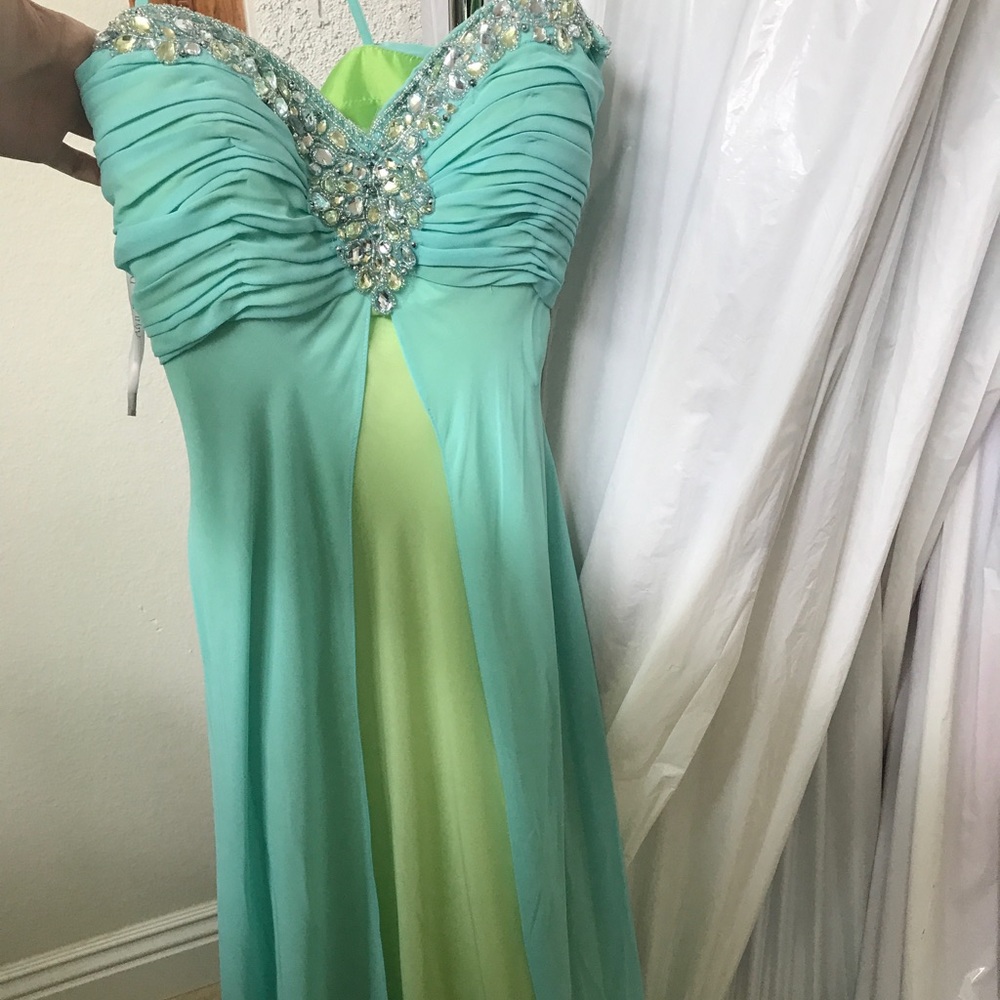 Alyn Rose Design Gown. Size 8. Strapless