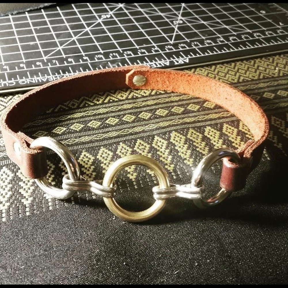 Trine Metal Leather O-Ring Choker Brass Silver
