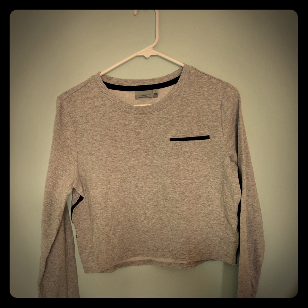 Athleta Crop Top Size M Grey w/Blac trim & pocket