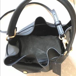 MARC by Marc Jacobs
Metropoli Saffiano Bucket Bag MARC by Marc Jacobs
Metropoli Saffiano Bucket Bag