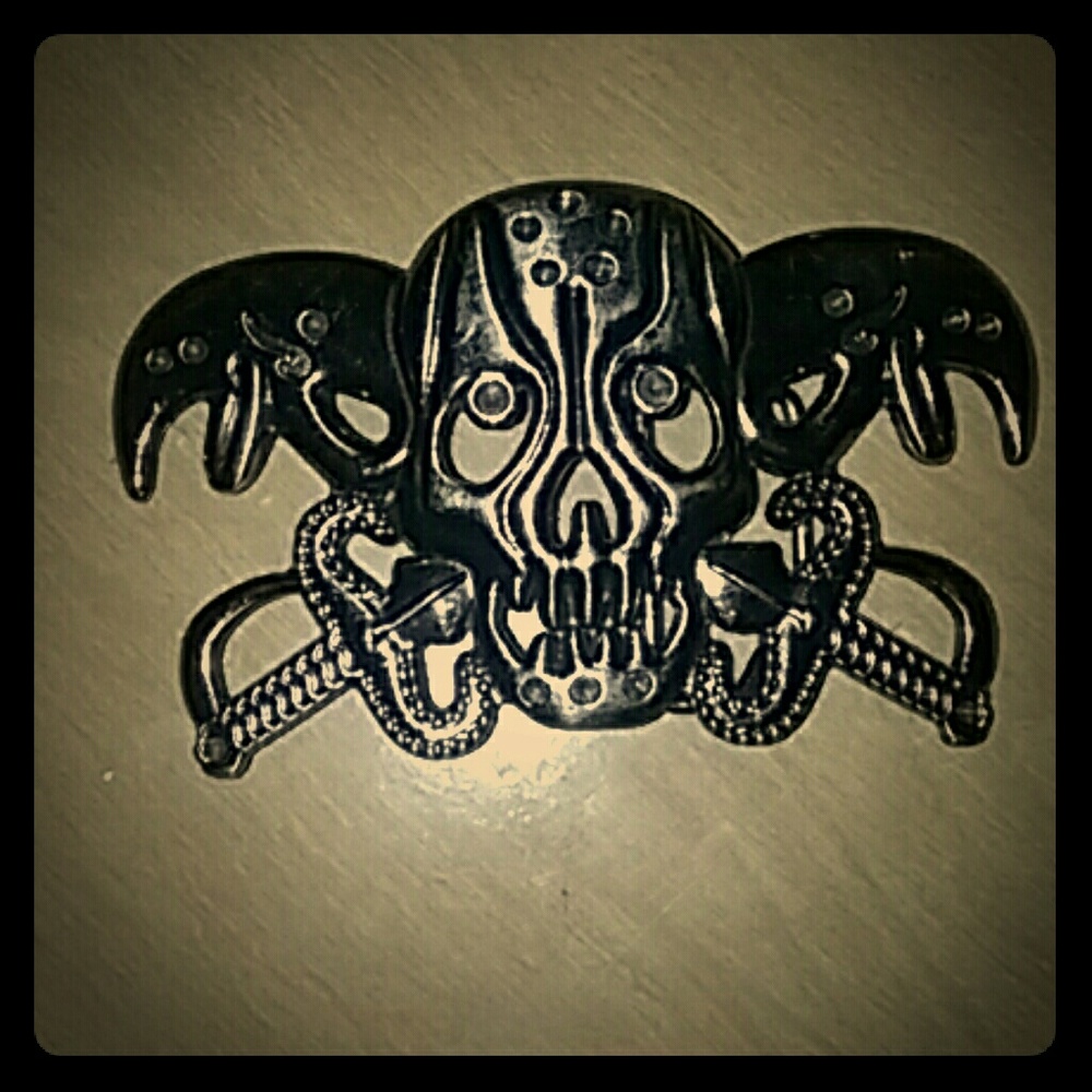 Skull with crossbones belt buckle