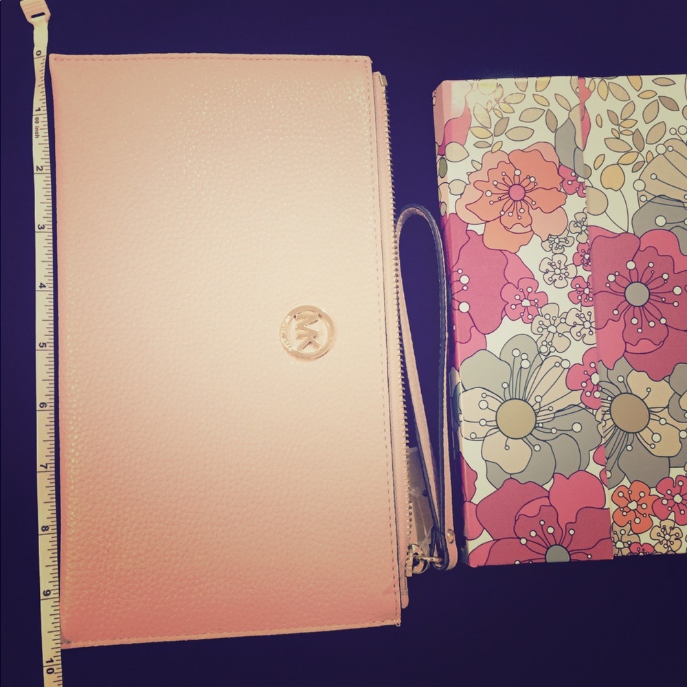 NWT MICHAEL KORS WALLET/WRISTLET LARGE