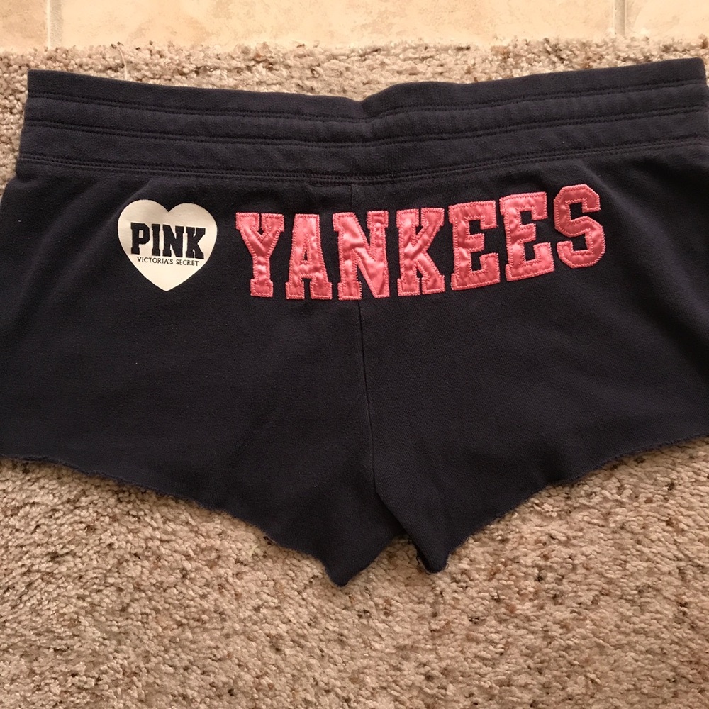 💕Vs pink New York Yankees shorts💕