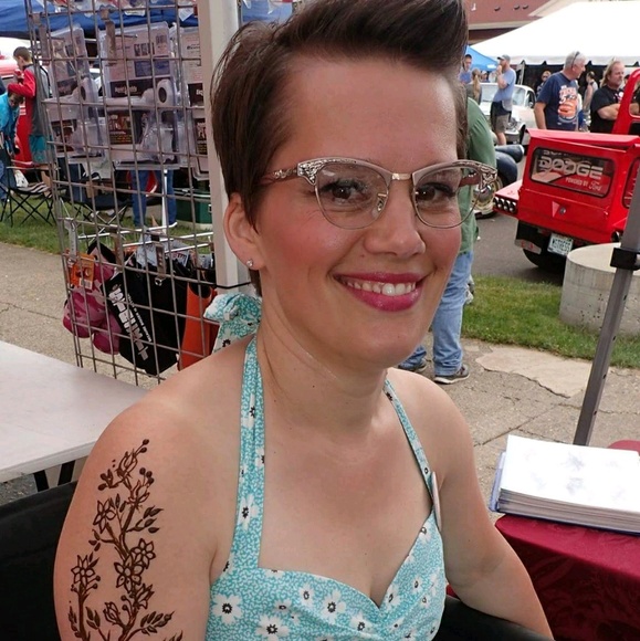 Meet your Posher, Deann - Picture 2 of 2