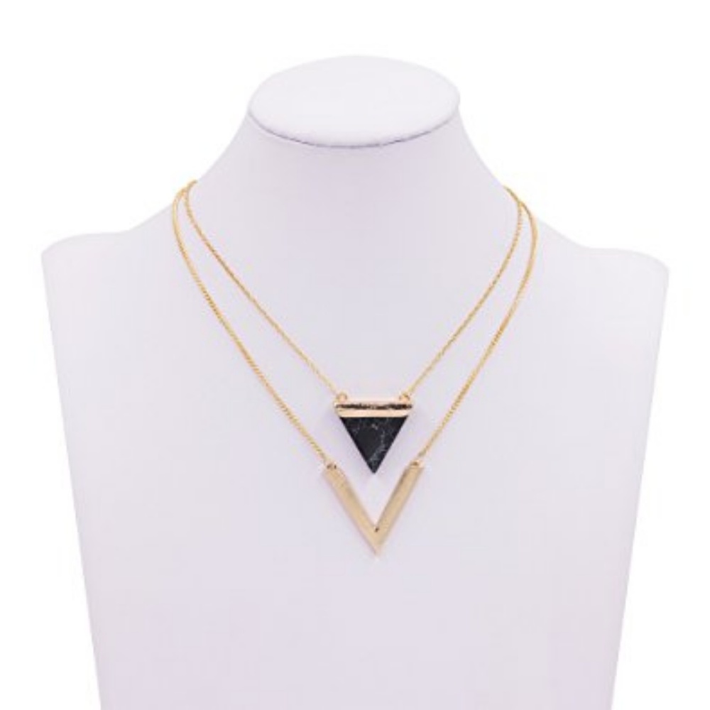 NWT! CHIC LAYERED NECKLACE! ❤️ - Picture 2 of 3