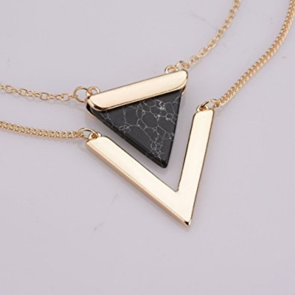 NWT! CHIC LAYERED NECKLACE! ❤️ - Picture 3 of 3