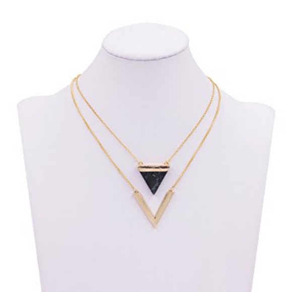 NWT! CHIC LAYERED NECKLACE! ❤️ - Picture 2 of 3