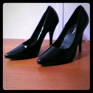 Black pumps