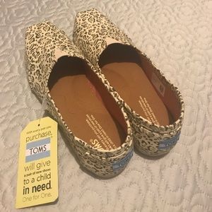 NIB Leopard Toms Size 9