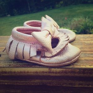 Frosted rose leather moccs by JaxHoo