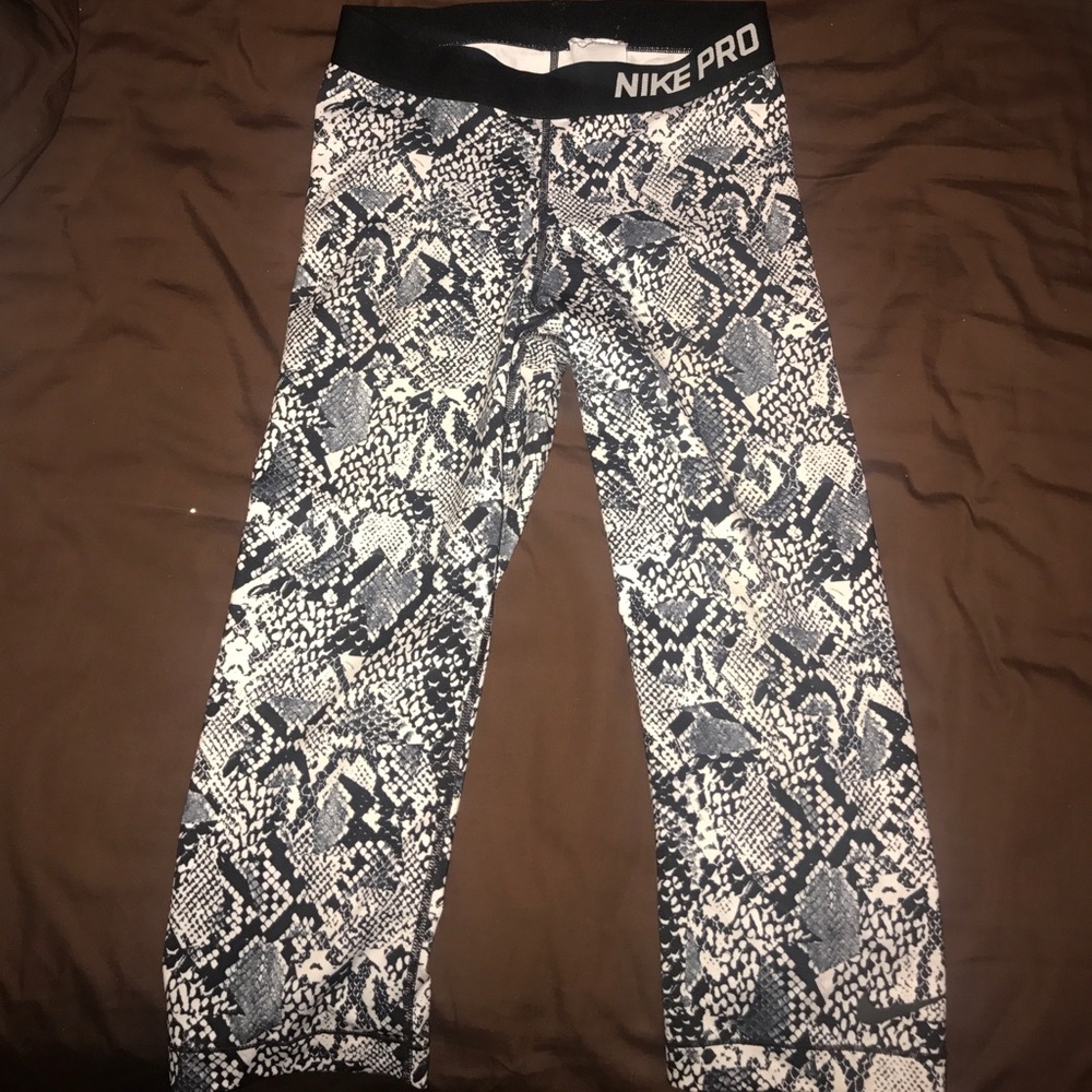 Nike pro short crop size S