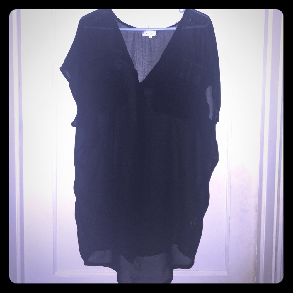 Mingle short sleeved black blouse. L. 60% silk.