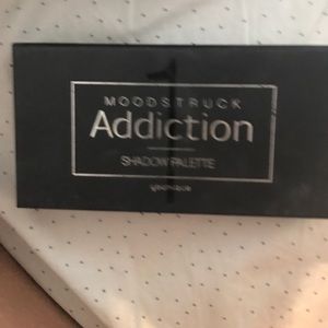 Younique moodstruck addiction palette 1