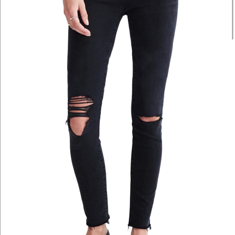 Madewell 9" high rise Black denim ripped knee 28