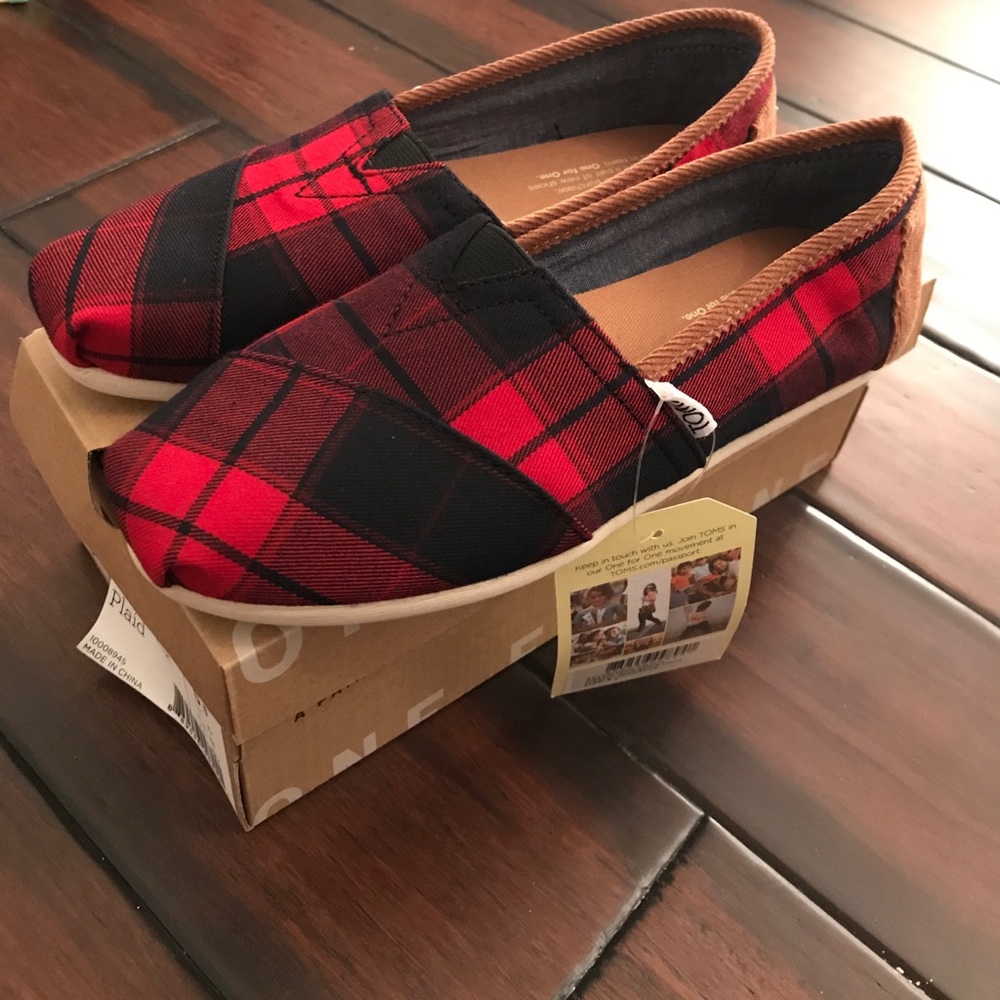 New TOMS red plaid classics  5.5