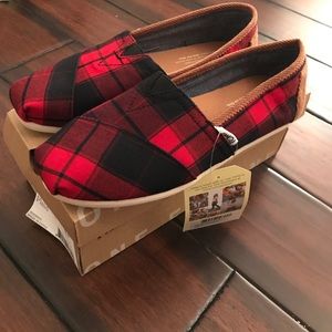 New TOMS red plaid classics  5.5