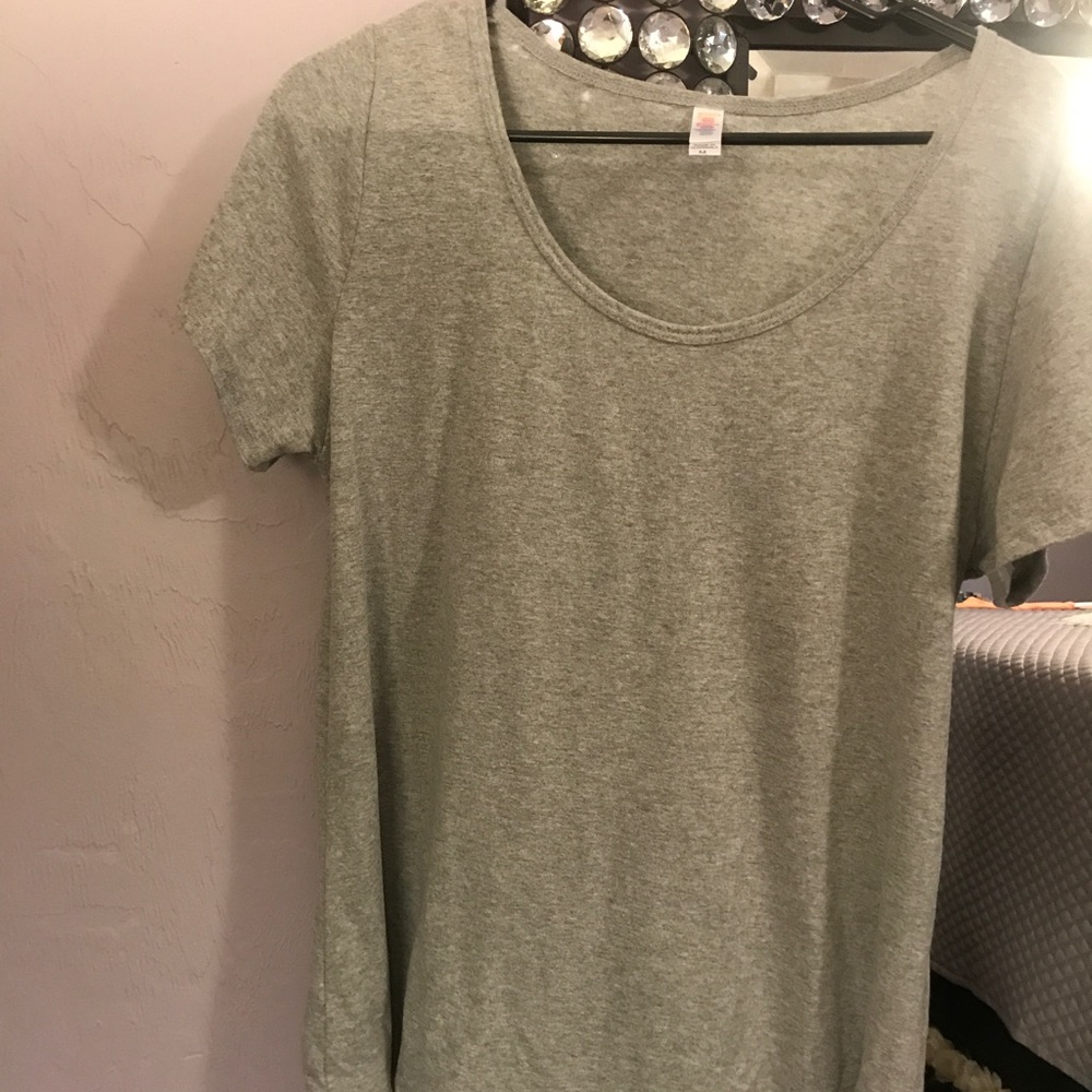 Lularoe Classic Tee. Size M.
