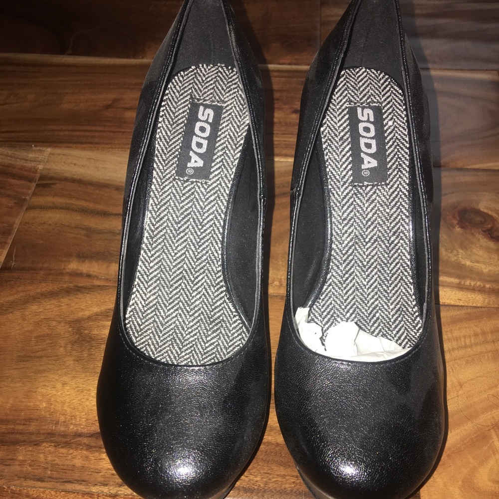 Women's black pumps. Size 8. Only worn once.