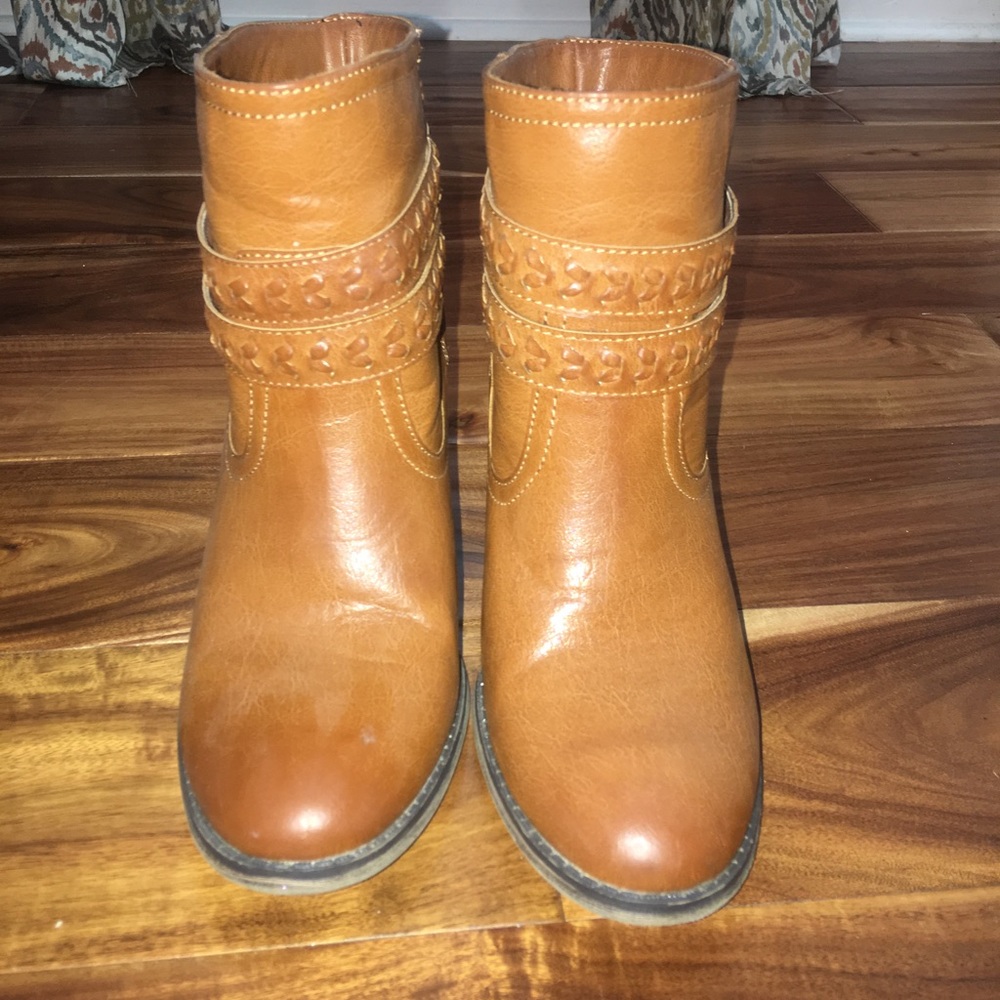 Womens size 8 MIA boots. Minimal wear!