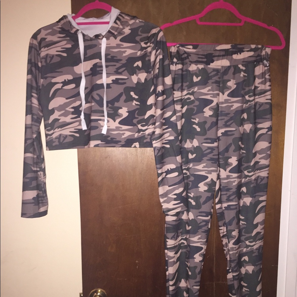 Camo Crop Hoodie Set - Picture 2 of 4