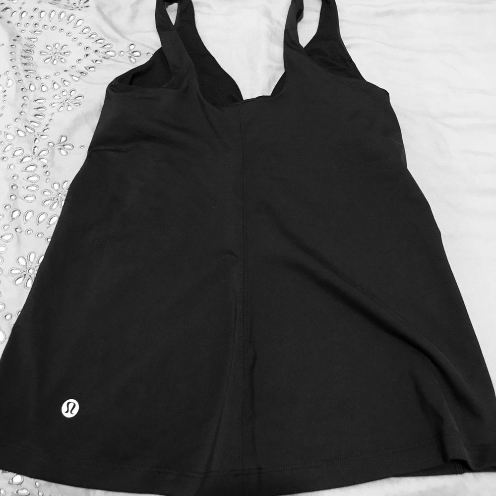 lululemon fitted blk tank *size 4 support built in