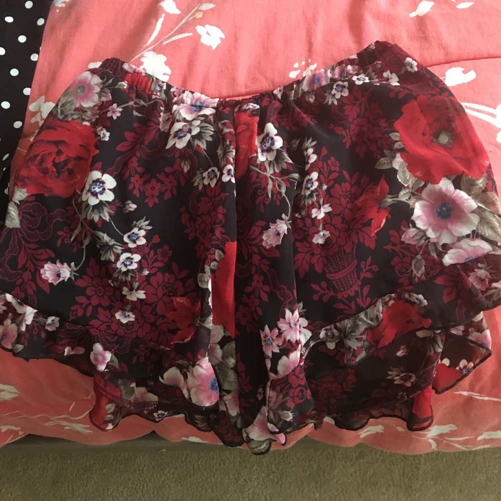 Floral printed shorts with elastic waistband.
