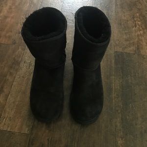Size 8 women's short black UGGs! 🖤