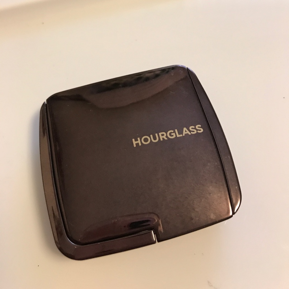 Hourglass Ambient lighting powder in Ethereal