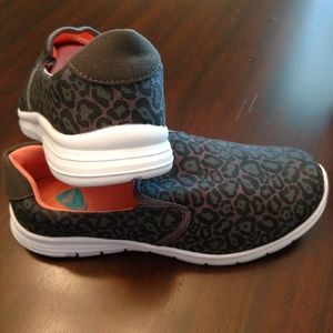 Women's Leopard Canvas Slip Ons Size 9 Wide Width