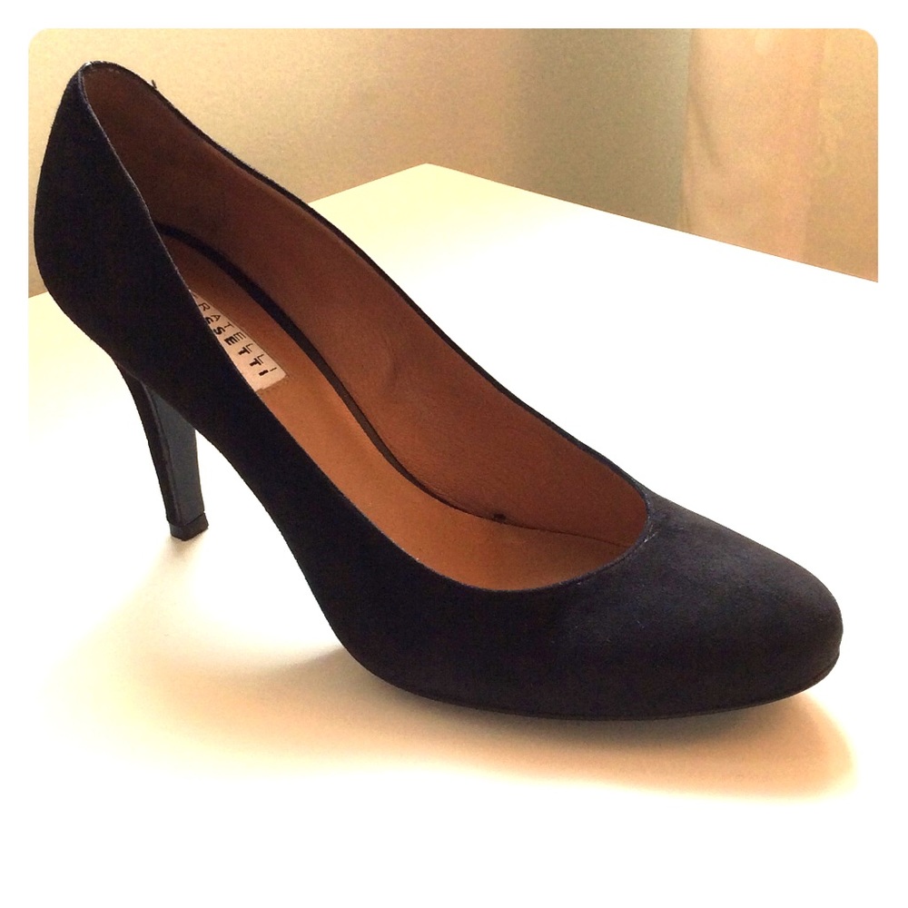 Straight from Italy, elegant black suede pumps