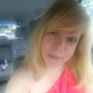 Meet your Posher, Idania