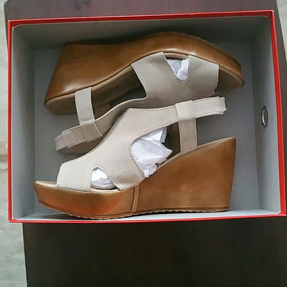 Tan wedges - Picture 2 of 3
