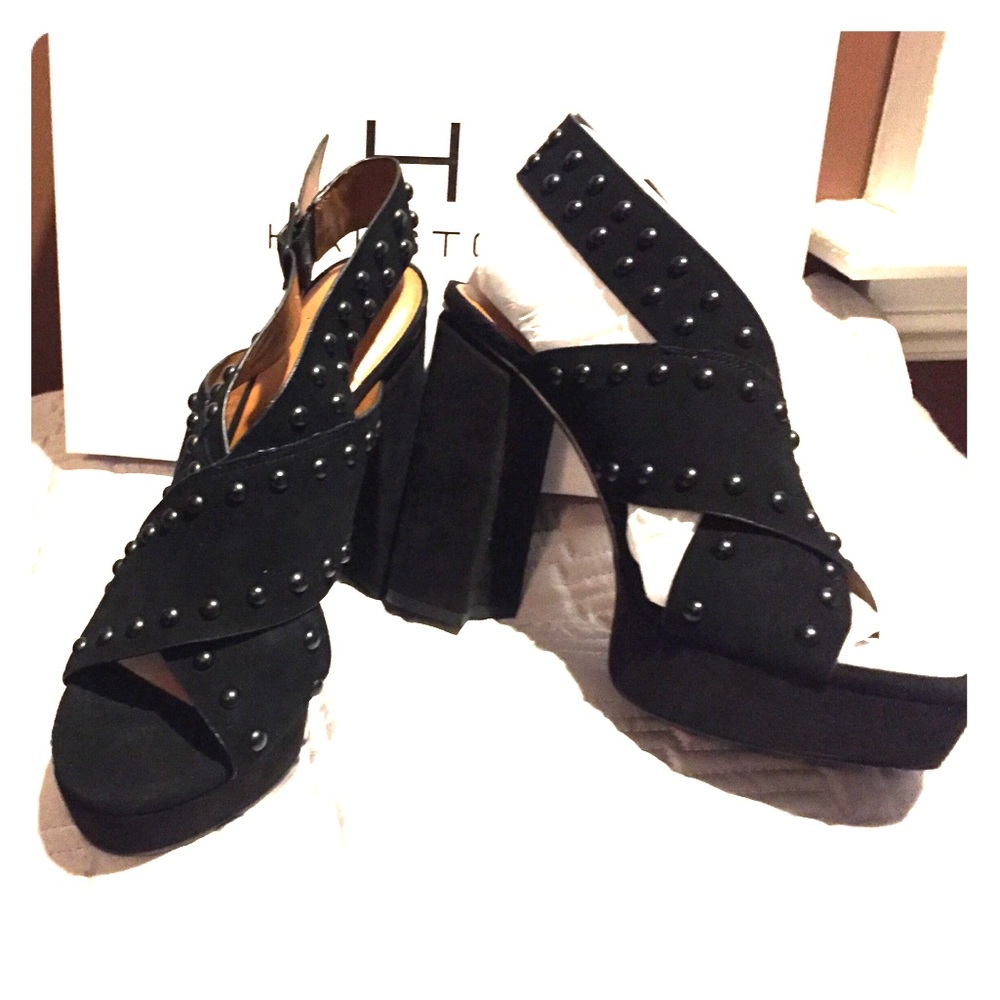 Closet Clear OUT!! NWT Halston Shoe- GORGEOUS ON! - Picture 1 of 1