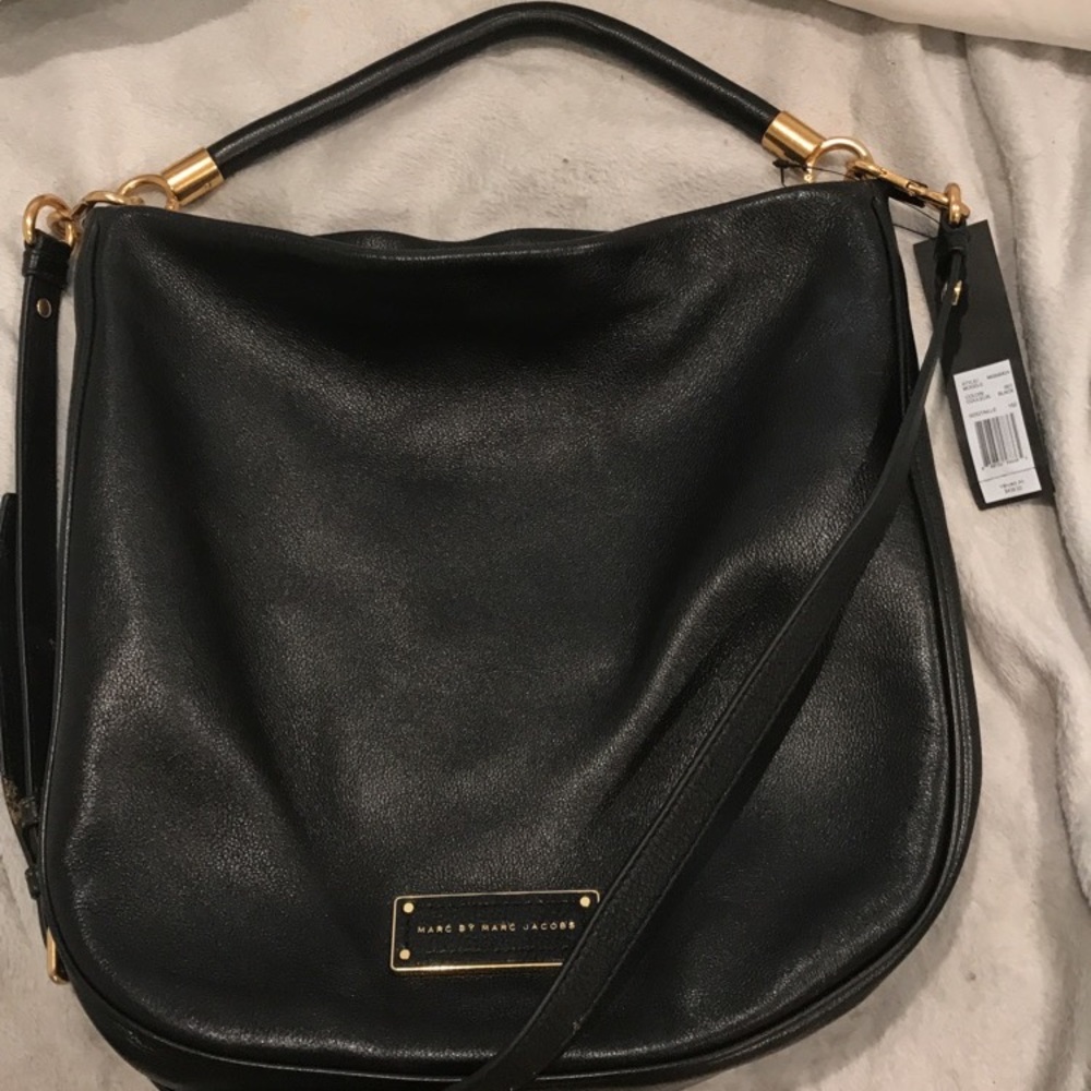 Marc Jacob’s handbag comes with cross body strap
