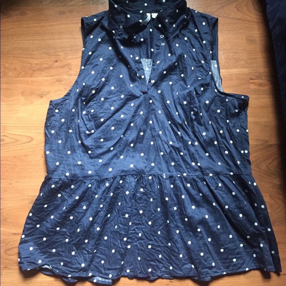 Sleeveless collared shirt