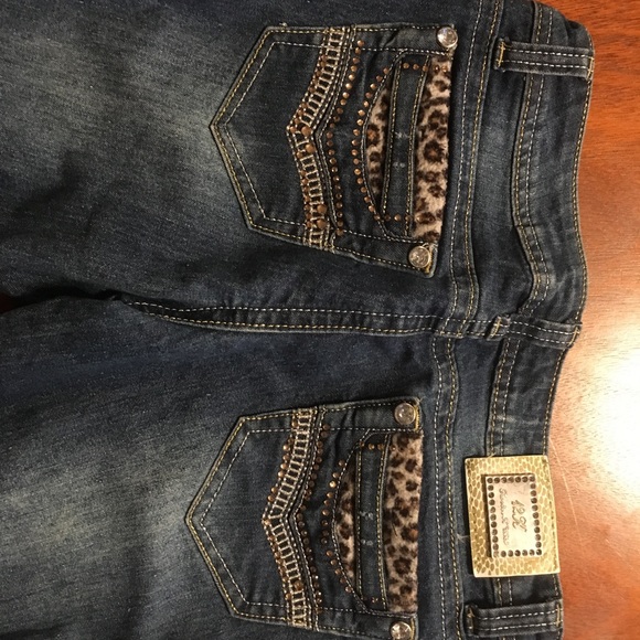 Jeans with fierce details! - Picture 1 of 5