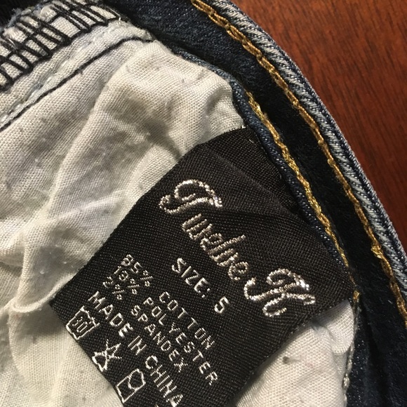 Jeans with fierce details! - Picture 3 of 5