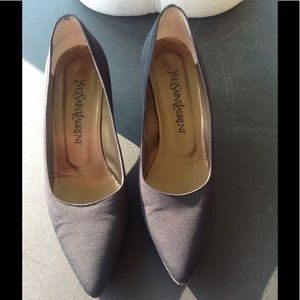 Womans Yves saint laurent shoes. Womans Yves saint laurent shoes.