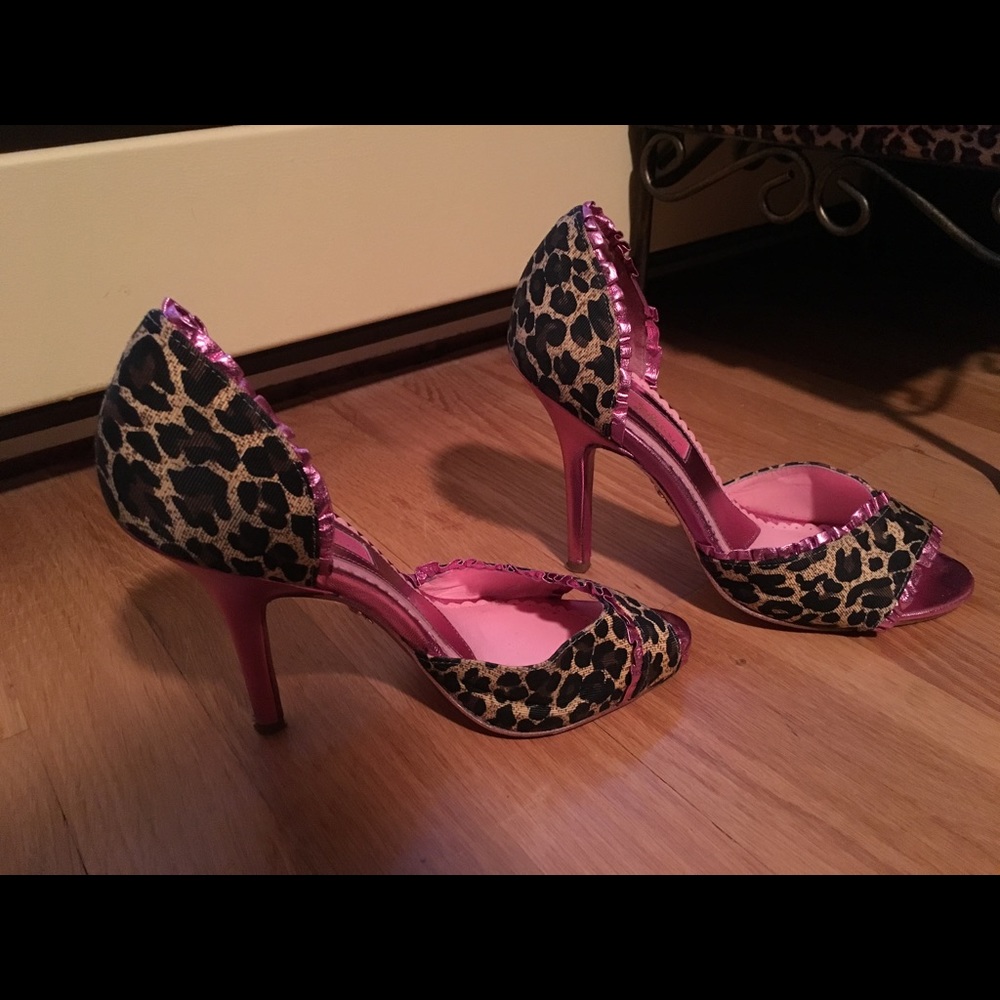 Leopard heels with pink trimming
