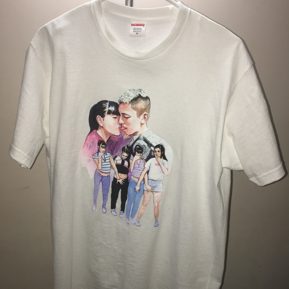 SUPREME KISS TEE